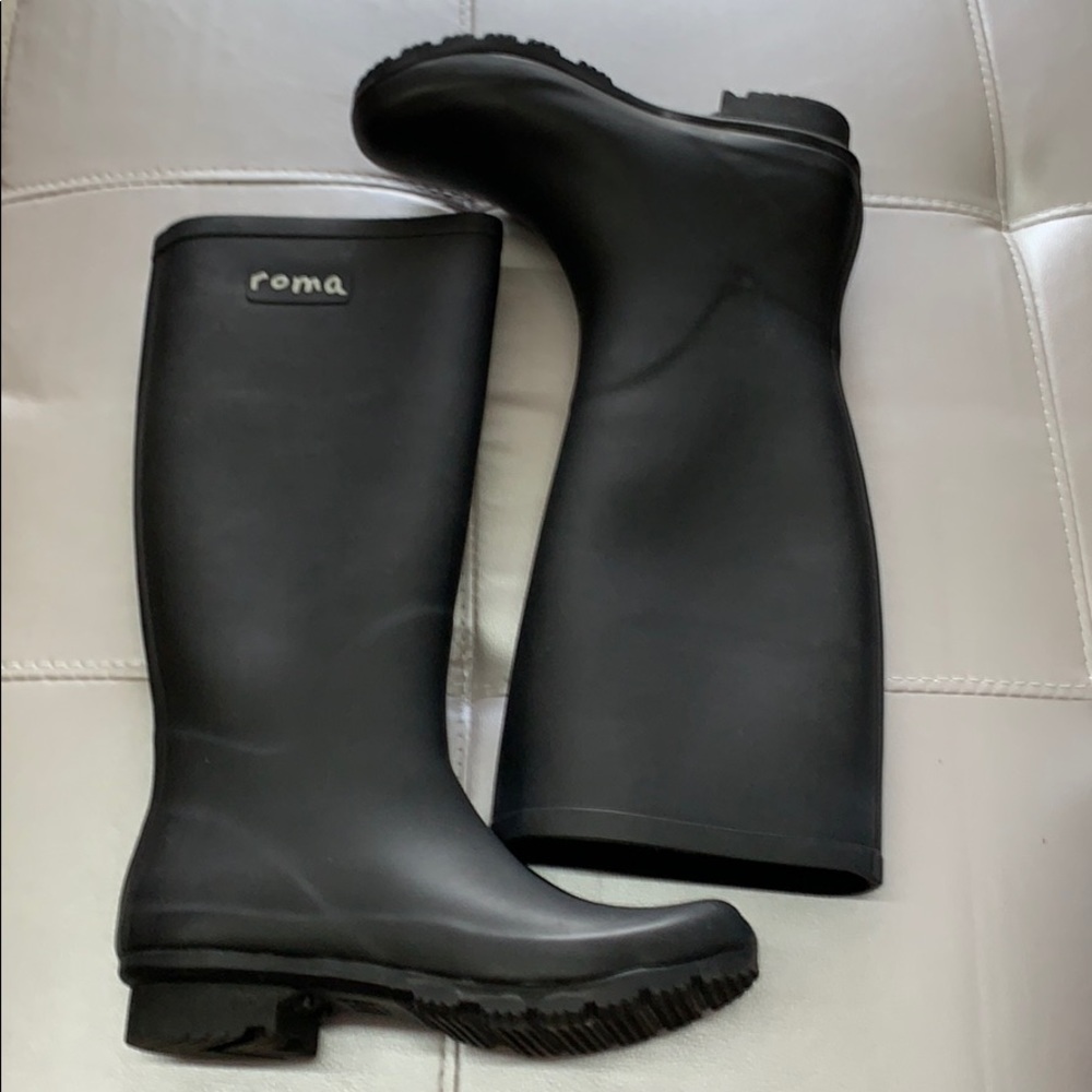 Black Roma boots